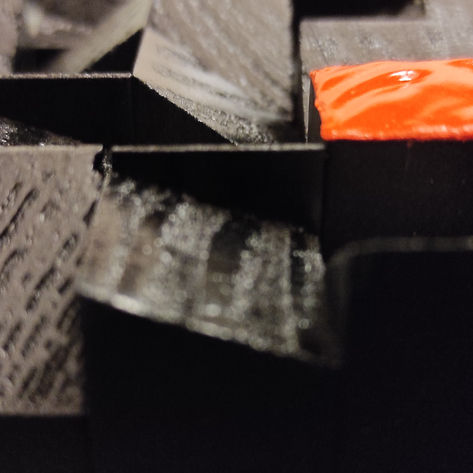 Gros plan sur les cubes coupés en biais et un cube orange.