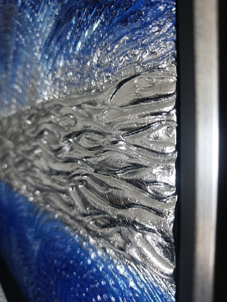 Zoom sur la structure en feuille d'argent et ses lignes courbes.