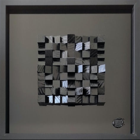 Composition symétrique avec des cubes de bois au centre.
