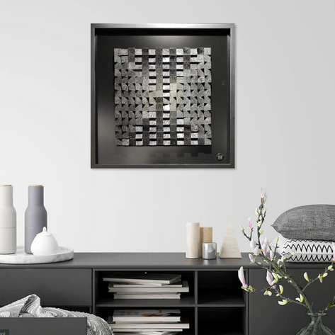 Icare accroché au-dessus un meuble bas gris contemporain.