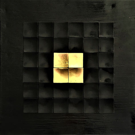 Tableau de face avec des carrés noirs à la composition géométrique, et 4 carrés centraux dorés.
