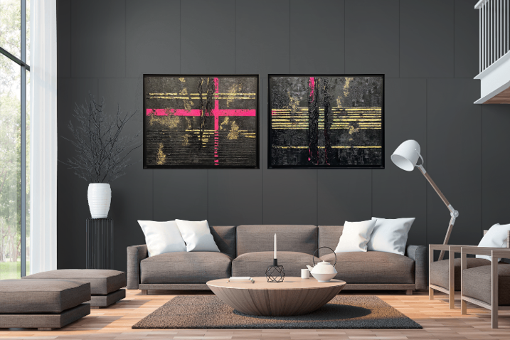 Les deux tableaux sont accrochés dans un loft chic.
