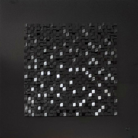 Tableau abstrait noir composé de cubes en bois noirs.