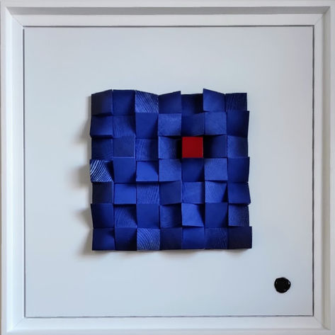 Tableau contemporain carré blanc et bleu avec une touche de rouge.