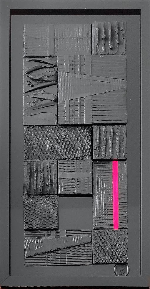 Composition géométrique de toiles enduites et peintes en noir avec une touche de rose fushia.