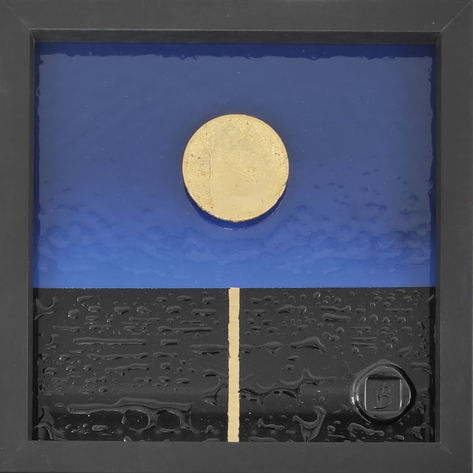 Tableau représentant un astre au-dessus de la mer dans les tons bleus clairs.