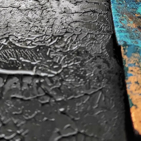 Plaque en aluminium laqué noir structuré en relief et résiné.