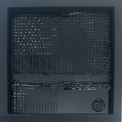 Tableau noir avec des structures linéaires reflétant la lumière.