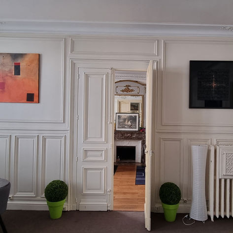 Tableau accroché dans une entrée de type hausmannien.