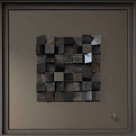 Composition abstraite de cubes noirs reflétant la lumière.