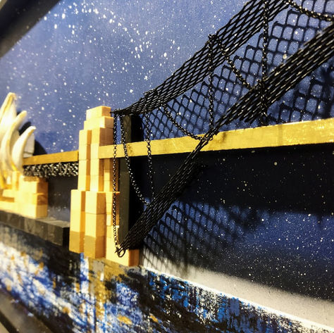 Vue de côté pour souligner la dimension en 3d avec le pont réalisé en acier et chaînes et la continuité du tableau grâce à la perspective linéaire.