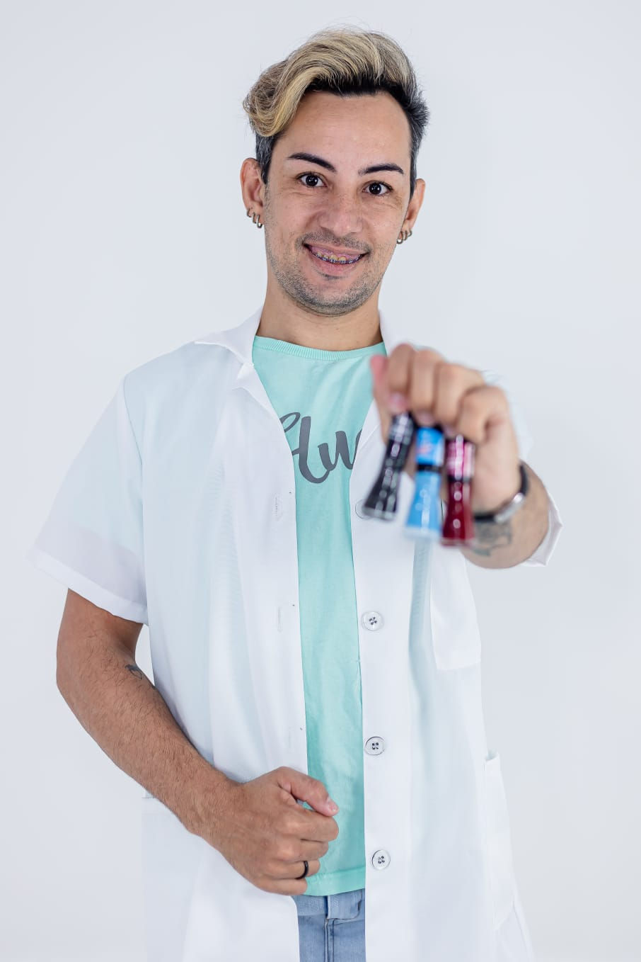 Anderson Rodrigo, manicure. Foto. Divulgação