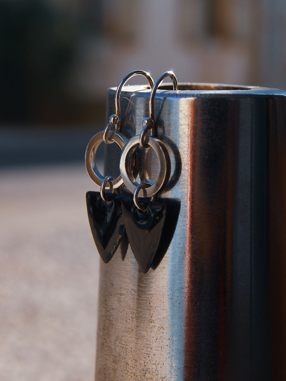 Miniature : Boucles d'oreilles artisanales argent et émail sur cuivre coloris noir