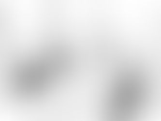 Das Vertriebsteam trifft sich zur Besprechung im Besprechungsraum mit Blick auf die Stadt.