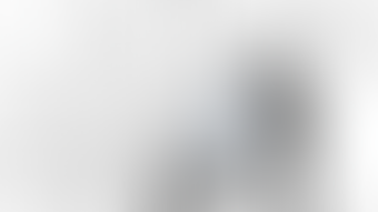 Ein Vertriebsleiter im B2B-Bereich bespricht gemeinsam mit seinem Team die optimale Strategie zur Generierung neuer Geschäftskontakte.