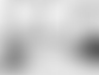 Das Vertriebsteam sitzt gemeinsam am Konferenztisch und bespricht aktuelle Themen im Büro.