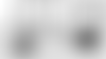 Das Vertriebsteam sitzt gemeinsam am Konferenztisch und bespricht aktuelle Themen im Büro.