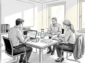 Ein B2B-Vertriebsteam arbeitet gemeinsam im Büro und tauscht sich über aktuelle Projekte aus.