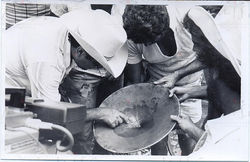 Homens em torno de uma bateia