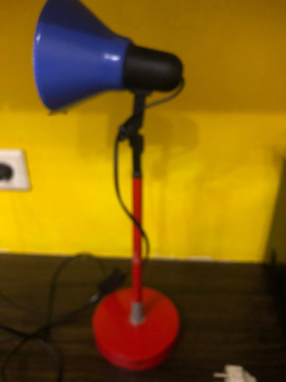 Miniaturbild: 1980er Ikea A9309 Memphis Style Schreibtischlampe rot-blau Holz 47cm