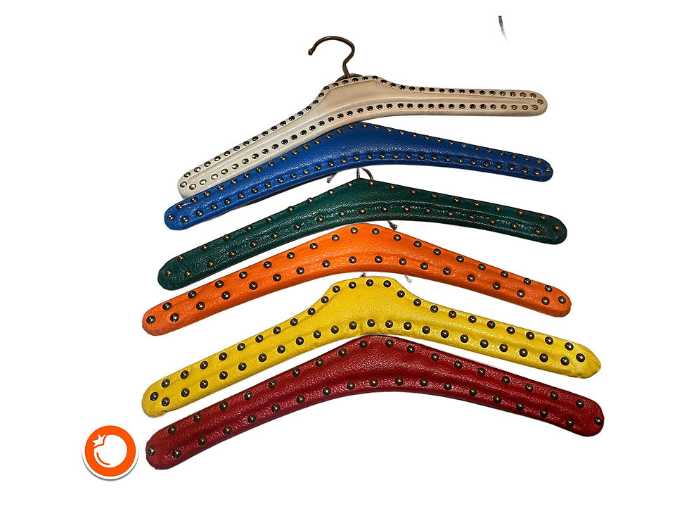 1960er 6 kultige Kleiderbügel rot-grün-weiß-gelb Kunstleder mit Nieten 60er Jahr