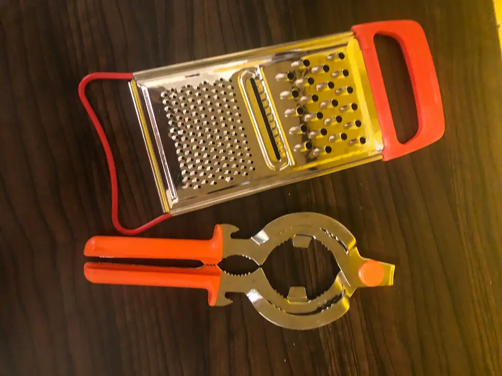 1970er Reibe Käsehobel Gemüsehobel Gemüseschneider Küchenreibe plus Öffner