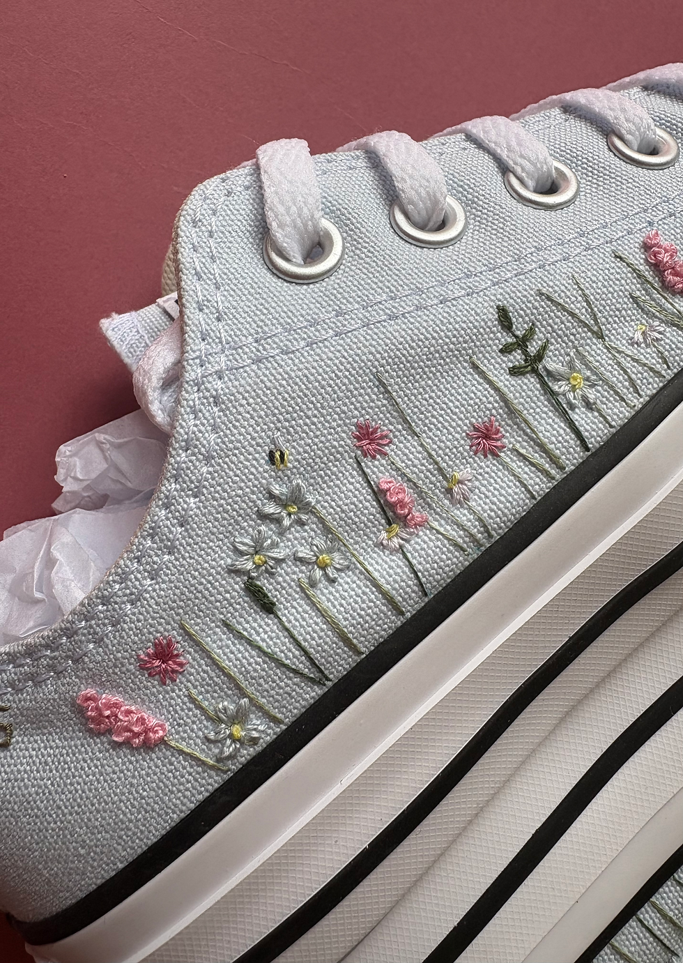 Miniatura: Hand embroidered wildflower shoes with lavender, daisies and more