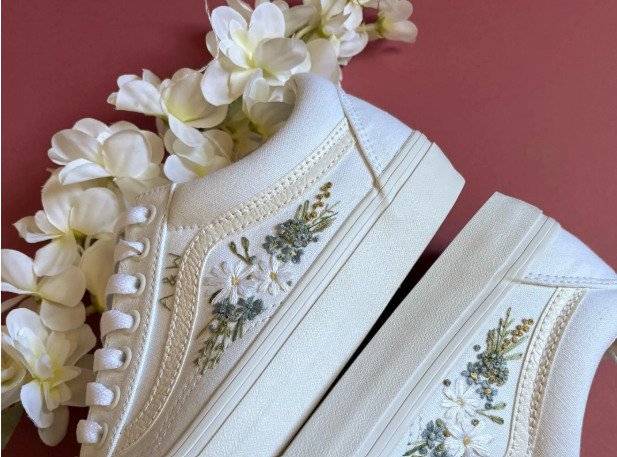 Miniaturbild: Something blue daisy Wedding Sneakers, something blue,  Embroidered Custom Brida