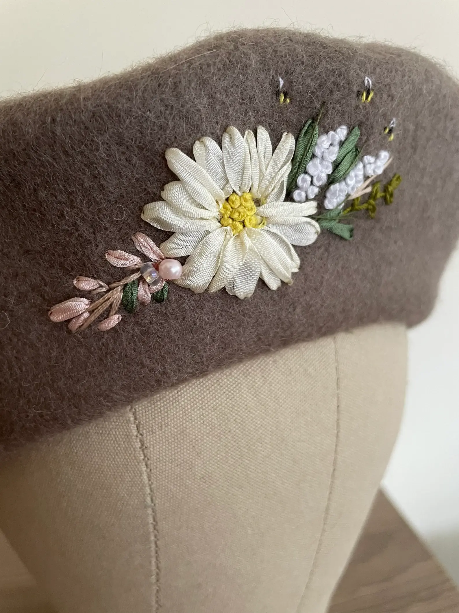 Ivory daisy beret - choose beret colour