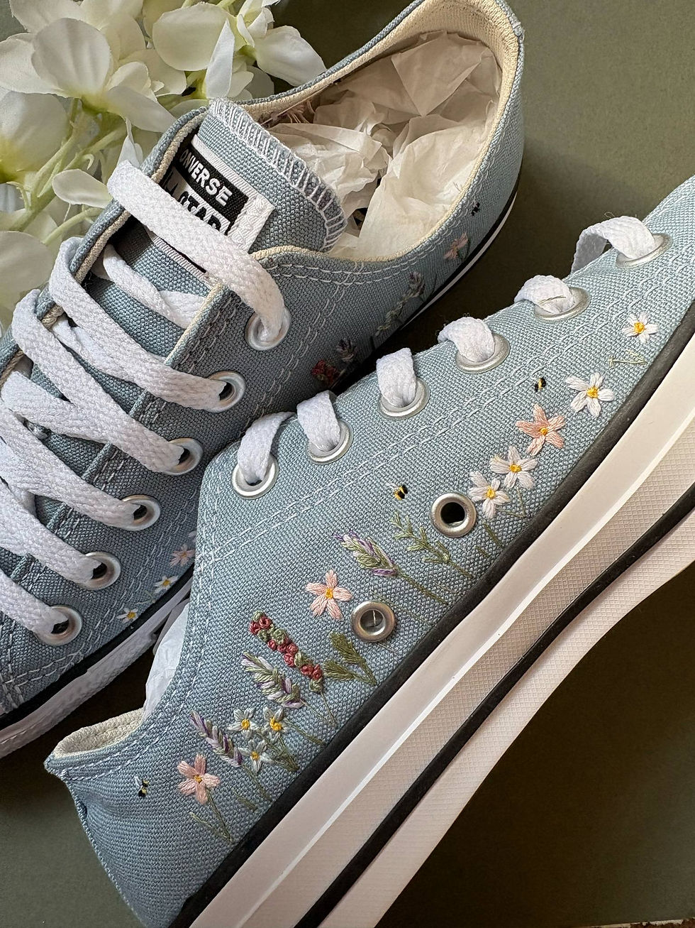 Miniaturbild: Hand embroidered wildflower shoes with lavender, daisies and more