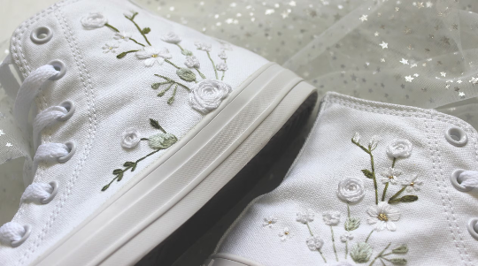 Miniatura: Hand embroidered hi-top shoes, eucalyptus, rose, daisy, white, green, high top