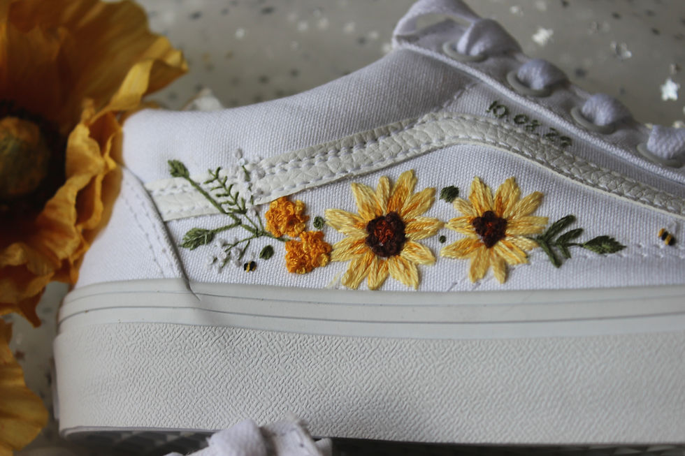 Miniaturbild: old school vans with sunflowers and craspedia