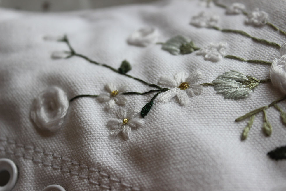 Miniatura: Hand embroidered hi-top shoes, eucalyptus, rose, daisy, white, green, high top