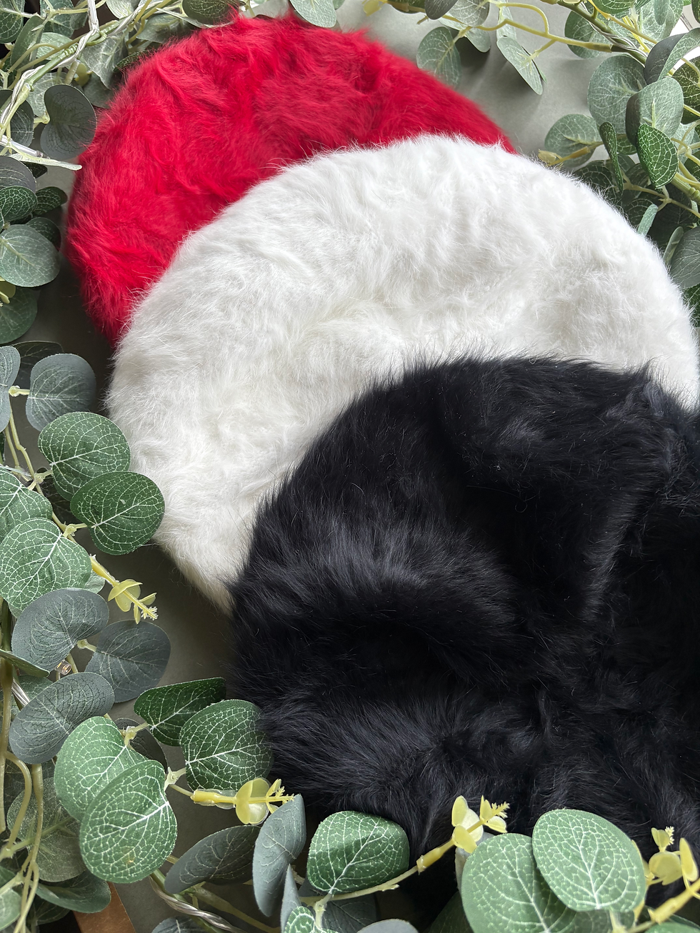 الصورة المصغرة: Fluffy white black or red beret, angora and acrylic mix, adjustable size