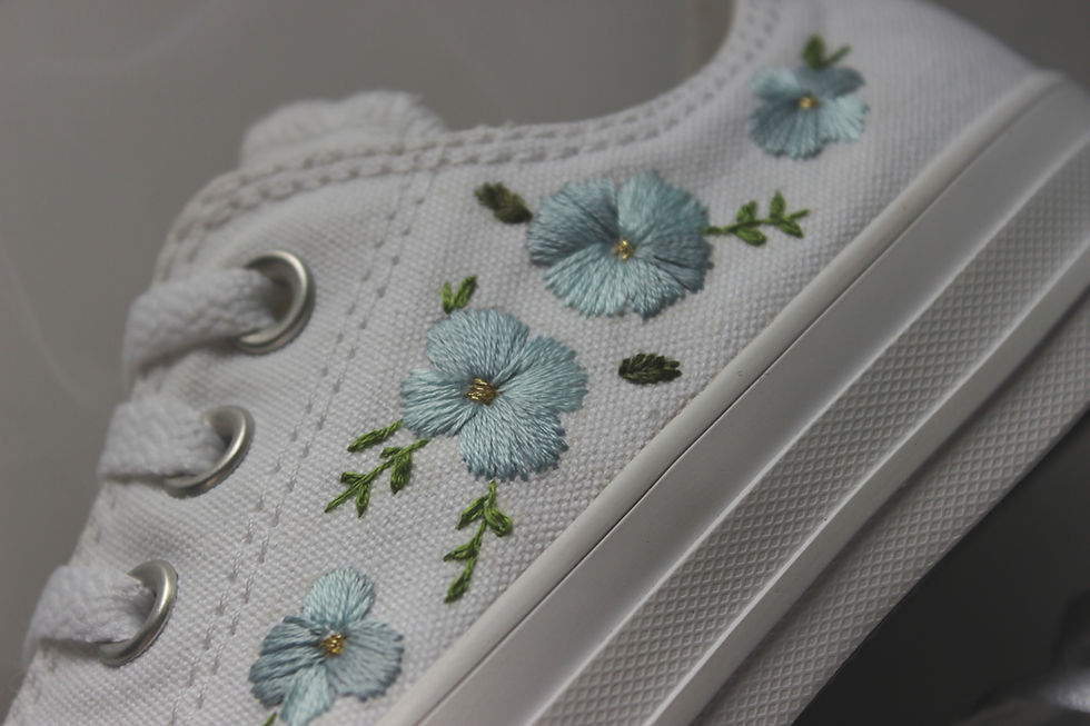 Miniaturbild:  Hand embroidered wedding shoes, forget me not, daisy, blue, dusty blue