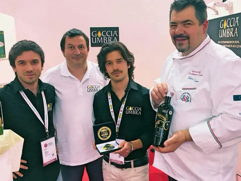 L'équipe Goccia Umbra, nos producteurs, avec un prix et leur huile d'olive.