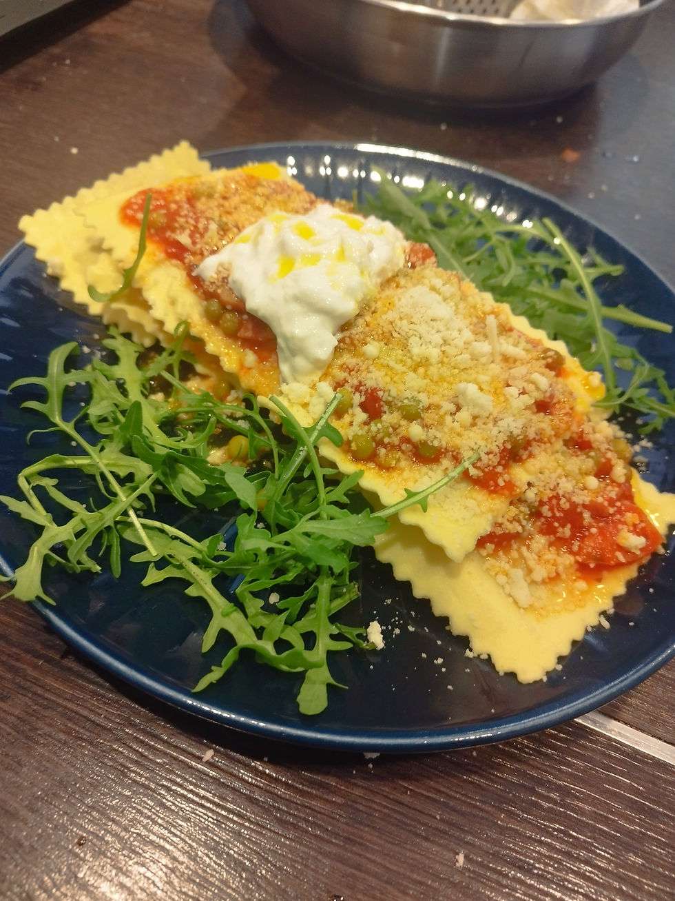 Raviolis avec sauce tomate, burrata et roquette.