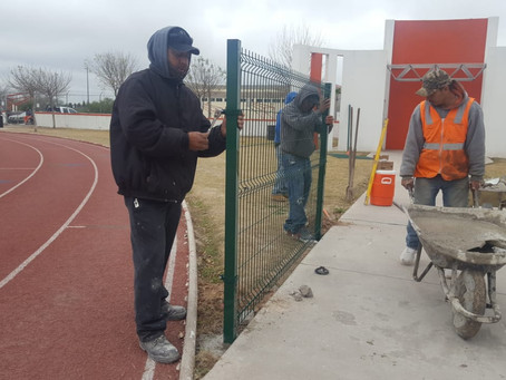 INICIAN INSTALACIÓN DE MALLA PLEGABLE EN LA PISTA DE
ATLETISMO “EDUARDO MOREIRA RODRÍGUEZ”.
