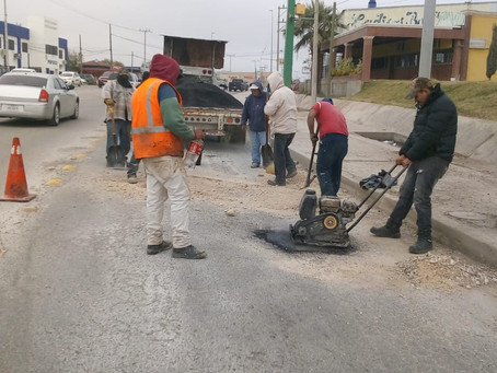 CONTINÚAN INTENSAMENTE CON TRABAJOS DE BACHEO EN LA CIUDAD.