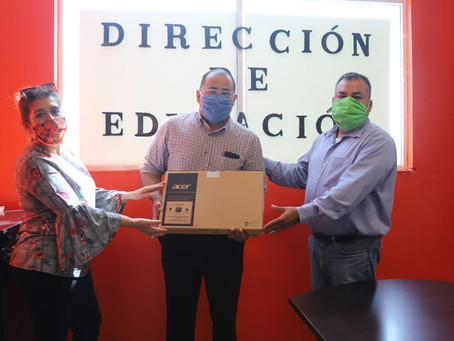 CON LA ENTREGA DE 4 LAPTOP LA ADMINISTRACIÓN MUNICIPAL RECONOCE
A LOS MAESTROS DE ACUÑA.