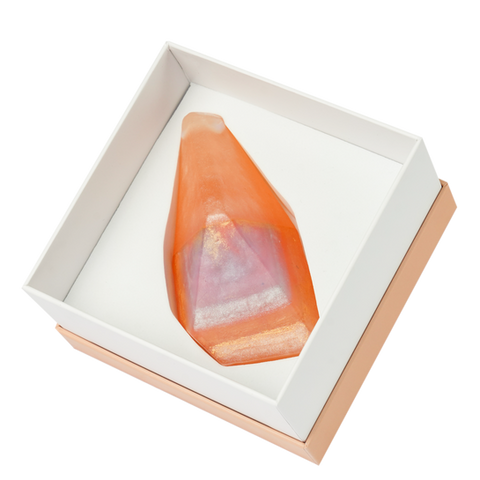 White Opal-Seife von LA BELLE SAVON ® in geöffneter Verpackung, mit sanftem Duft nach Pfirsich, Gardenien und Moos.