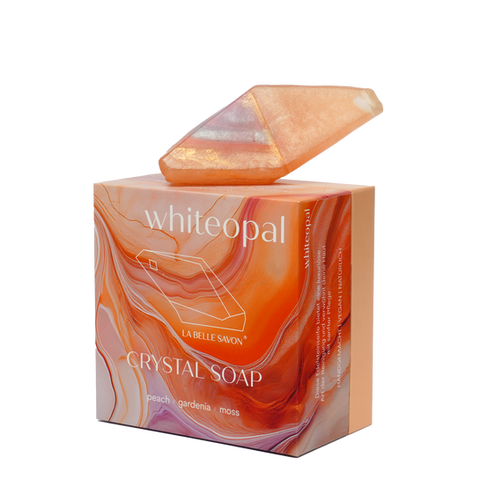 WhiteOpal-Edelsteinseife von LA BELLE SAVON in edler Verpackung, mit echtem White Opal und den Düften von Pfirsich, Gardenie