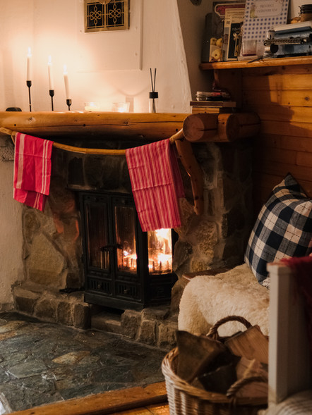Nádherný krb umístěný v hlavní obývací místnosti
