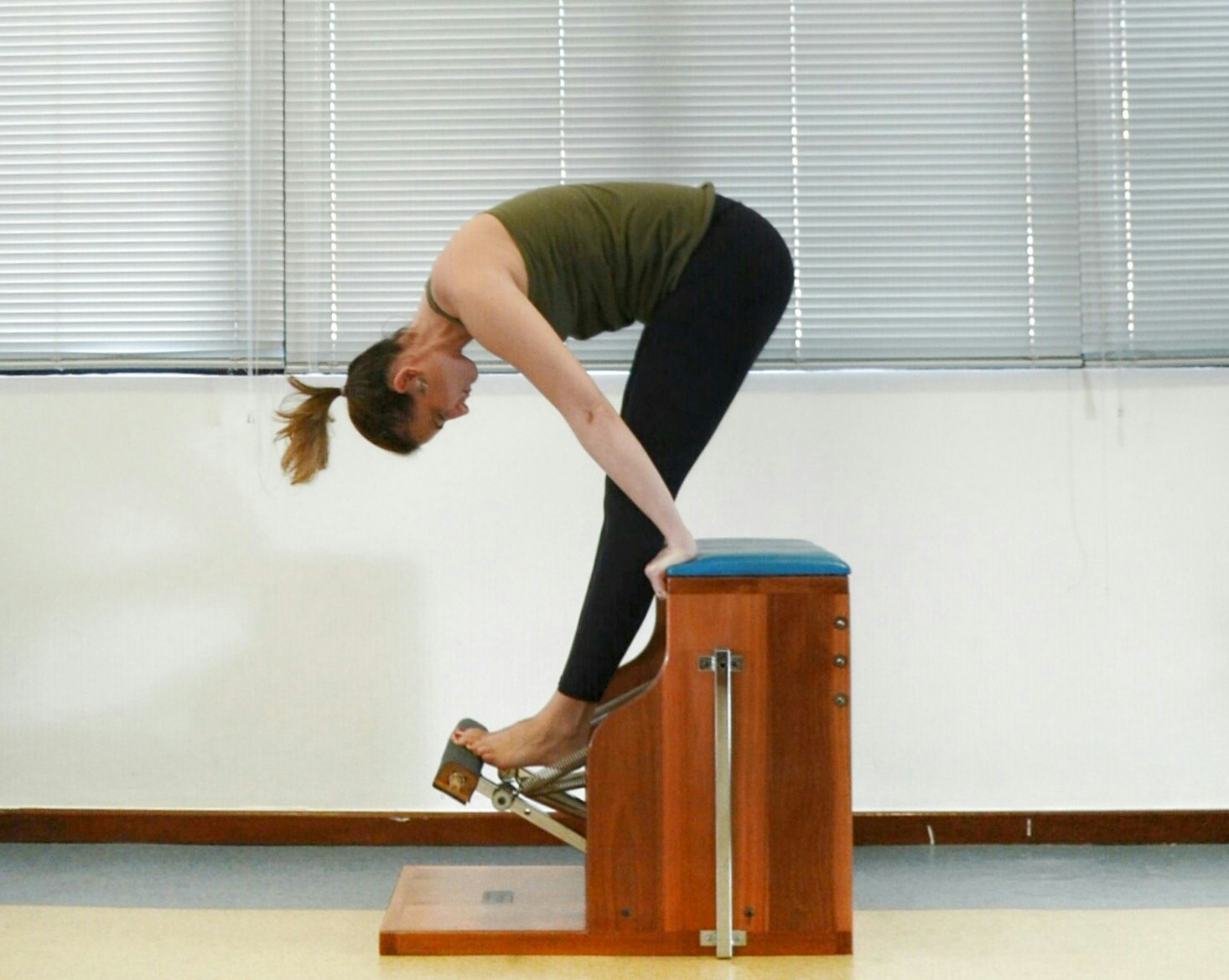 Tendon Stretch na Cadeira Blog de Pilates, Estúdio de Pilates, Exercícios, Dicas de Saúde