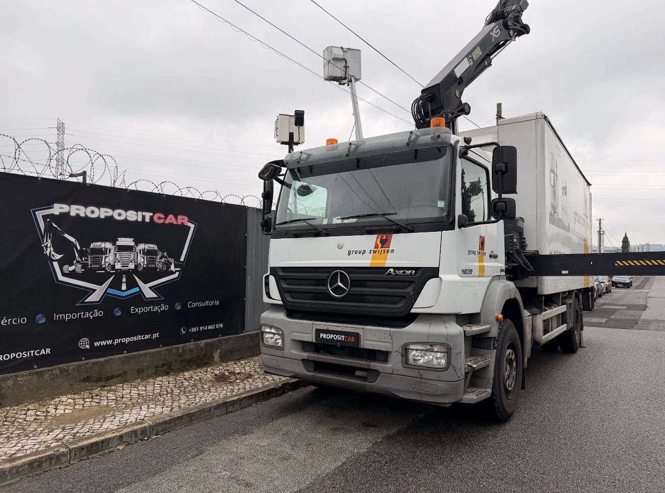 MERCEDES AXOR 1929 GRUA HIAB 211 COMANDO CAIXA BÁSCULA
