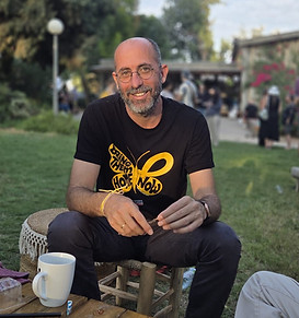 תמונה שנאוה צלמה בעין דור עם חולצת חטופים 18.10.25.jpg