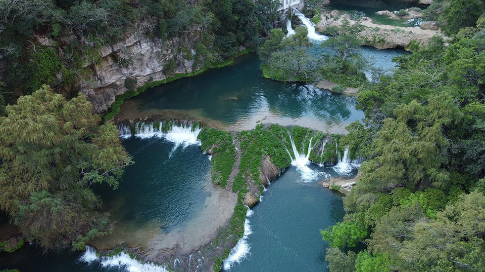 Cascadas de Micos: Adrenalina en el Río Turquesa