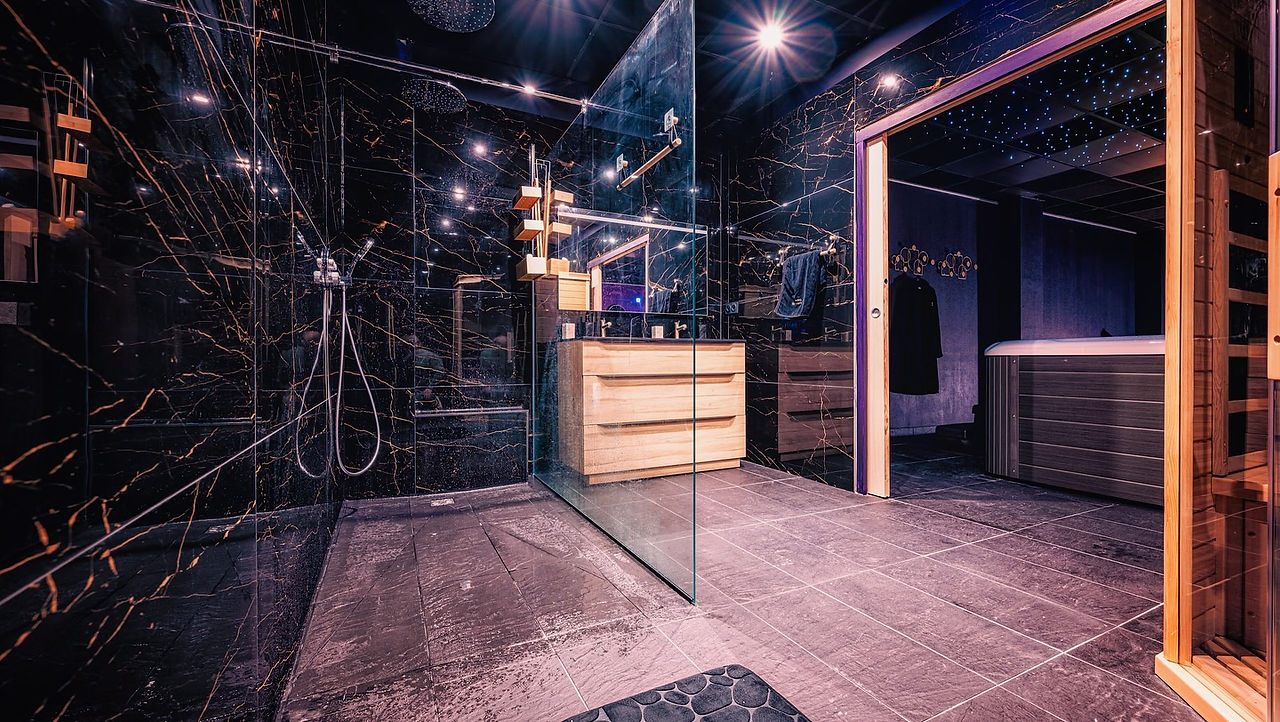 Salle de bain design love room de luxe à Cognac avec douche premium