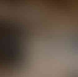 Travaux de plaquisterie en cours avec câblage apparent et éclairage de chantier dans la love room de