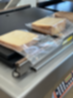 Hier sehen Sie ein Stück Käse, das direkt aus der Produktion geschnitten wurde. Auch wenn dies kein professionelles Foto ist, fängt es die Authentizität unseres Caciocavallo ein. Dieses Bild vermittelt den unglaublichen Geschmack und die Qualität des Käses und ermöglicht es Ihnen, seine Textur und Handwerkskunst zu schätzen. Erleben Sie das Wesen des Caciocavallo, hergestellt mit Liebe und Tradition, direkt aus unserer Küche auf Ihren Tisch.
